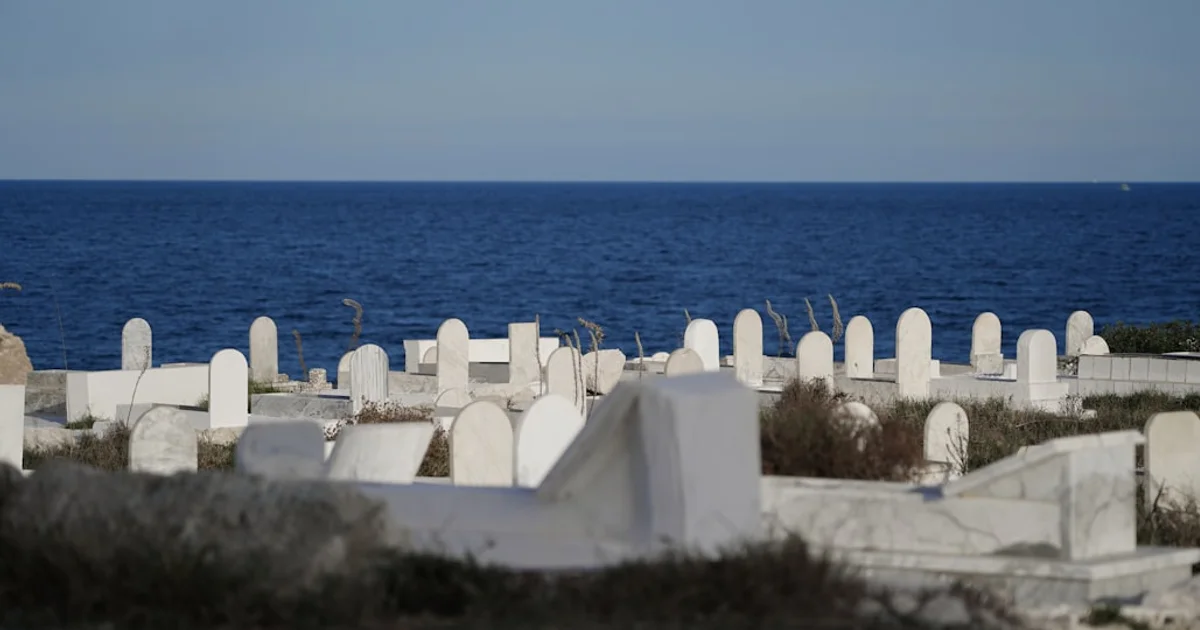 Corniche de Bizerte avec immeubles résidentiels face à la mer