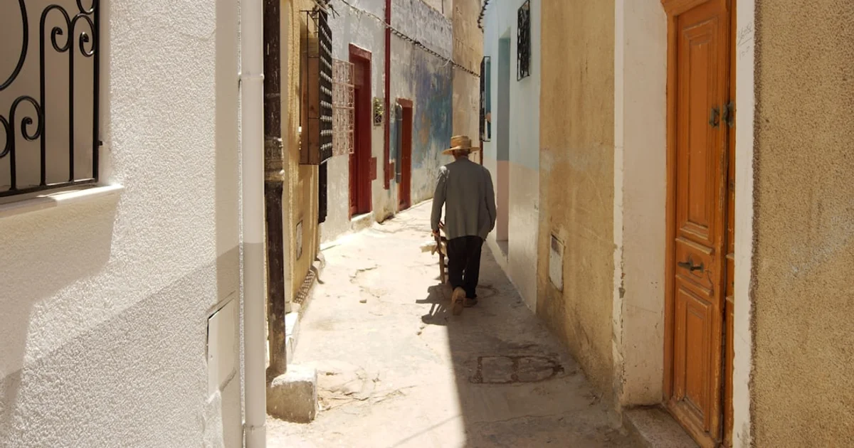 Centre-ville de Nabeul avec ses boutiques de poterie et immeubles