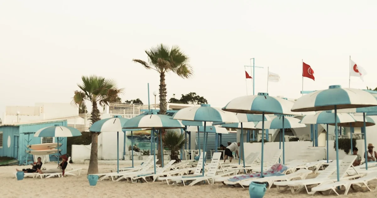 Vue sur les immeubles résidentiels du Mourouj avec la banlieue sud de Tunis en arrière-plan