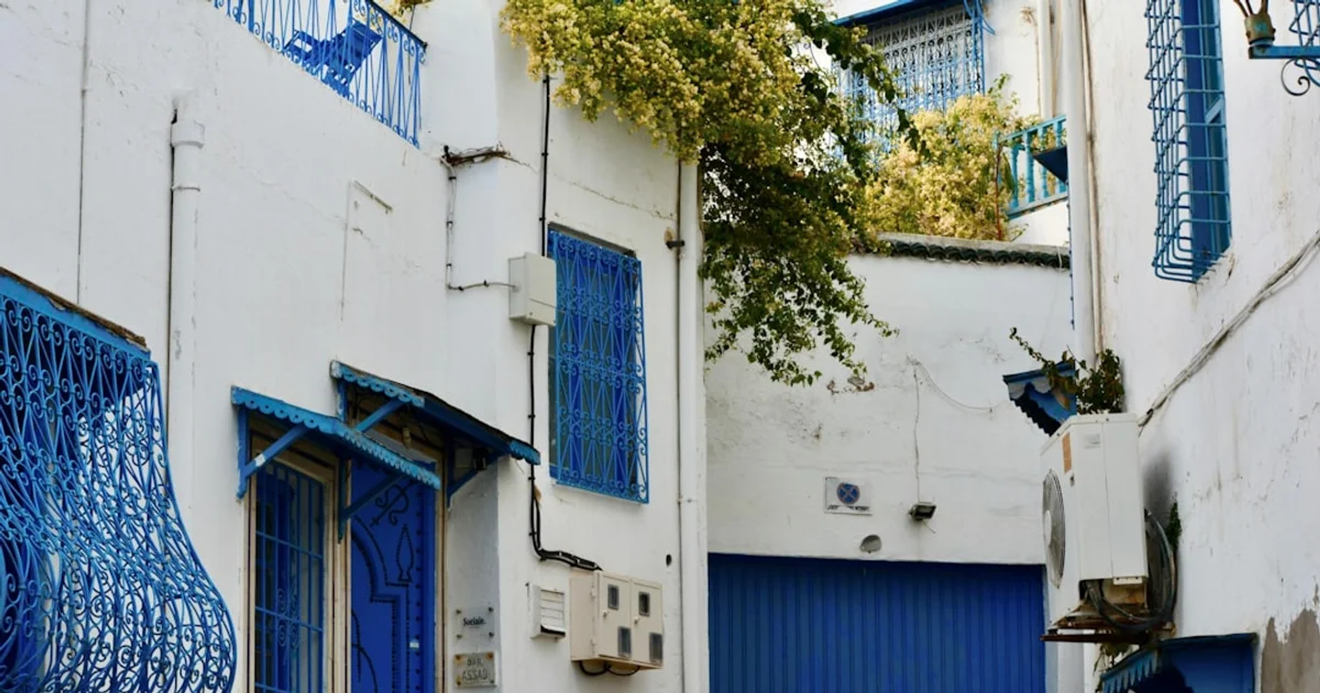 Panorama urbain de Gafsa avec le djebel Orbata en arrière-plan et habitations du centre-ville