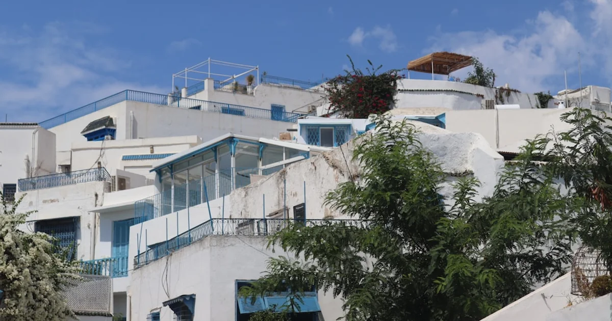 Front de mer de La Marsa avec cafés et immeubles résidentiels