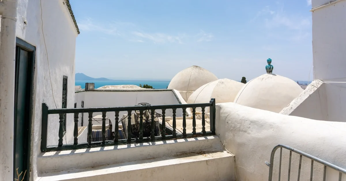 Poignée de main entre acheteur et vendeur lors d'une négociation immobilière en Tunisie