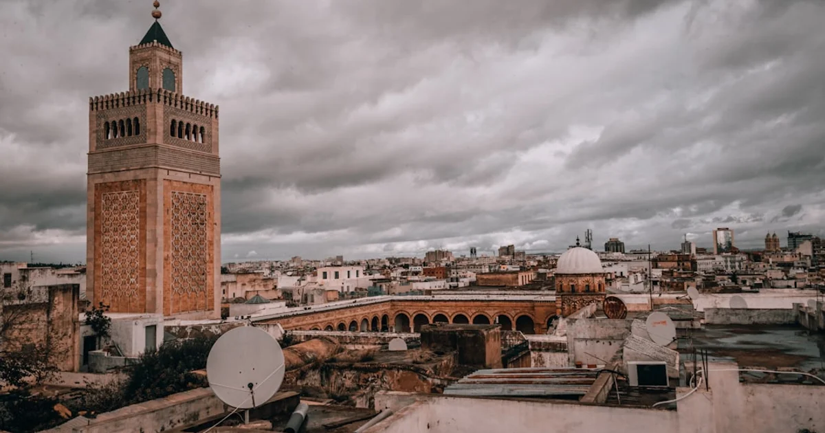 Couple visitant un appartement à vendre en Tunisie avec un agent